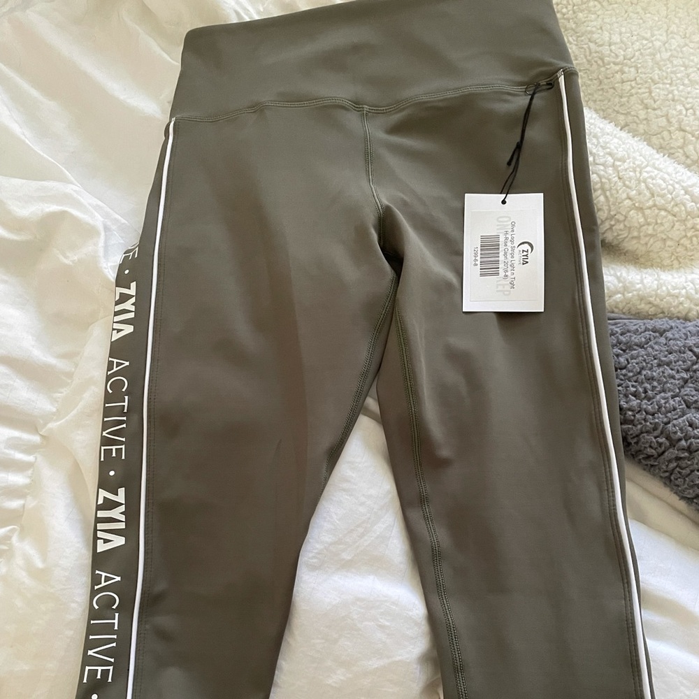 Zyia high waist capri light n tights size 6/8 never worn